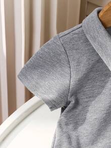 SHEIN 2件套新生儿男女宝宝舒适休闲学院风马匹印花白色短袖Polo衫连体衣和遮阳帽套装，适合室内、室外、日常、运动、玩耍、派对、拍照、度假、春夏穿着。 - 淺灰色 - 查看 5
