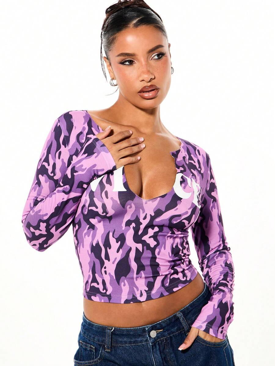 SUMWON WOMEN 紫色迷彩长袖V领露脐上衣，侧边褶皱设计，修身剪裁，适合日常休闲穿着。 - 紫色 - 查看 1