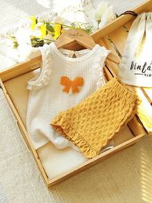 SHEIN Vintaside Kids 女婴甜美碎花背心和提花短裤套装，春夏款，适合外出和休闲穿着 - 杏色 - 查看 1