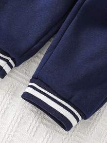 Cozy Pixies Bộ 2 món đồ cho bé trai gồm áo nỉ cổ tròn và quần cạp chun in hình gấu hoạt hình. - Màu xanh hải quân - Xem 4