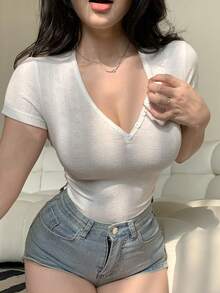 DAZY 女士纯色纽扣设计V领短袖修身休闲T恤 - 白色 - 查看 7