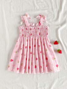 SHEIN Vintaside Kids 这款女童夏季粉色格子吊带连衣裙，以柔和的粉色格子为底色，点缀着新鲜草莓图案，可爱俏皮，散发着甜美乡村公主风情。连衣裙采用梭织面料，A字版型，肩带上的蝴蝶结装饰灵动可爱。适合草莓园拍照、校园活动、居家休闲、度假旅行以及参加派对等各种场合。 - 粉色 - 查看 3