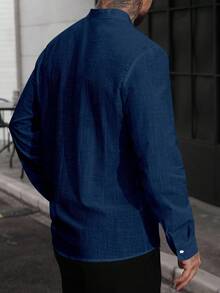Manfinity CasualCool 男士休闲纯色前开襟长袖衬衫，秋季款 - 藏蓝色 - 查看 2