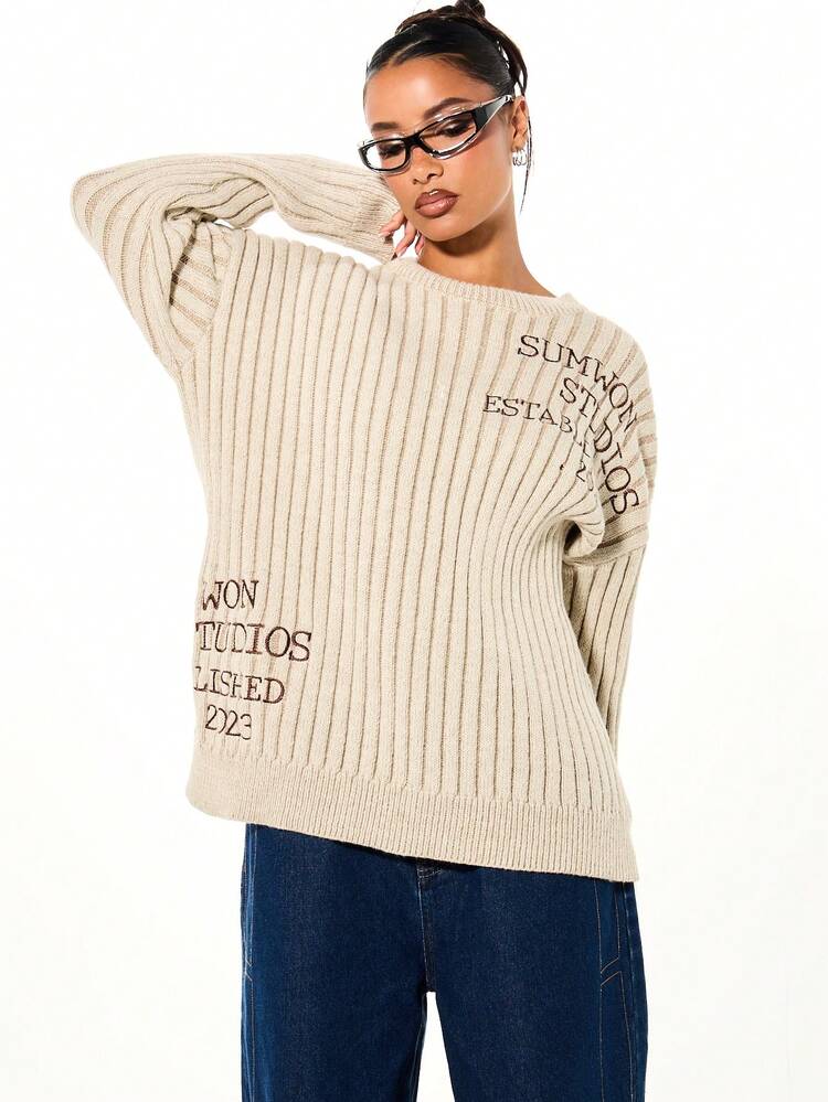 SUMWON WOMEN テキストグラフィック入りオーバーサイズリブニットセーター