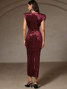 Revavyn 复古波点优雅夸张垫肩短袖圆领性感镂空金属纽扣修身连衣裙 - 酒紅色 - 查看 4