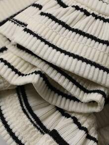 DAZY Set de 2 piezas de camiseta con volantes y leggings a rayas de estilo casual para niñas jóvenes - Blanco y Negro - Ver 6