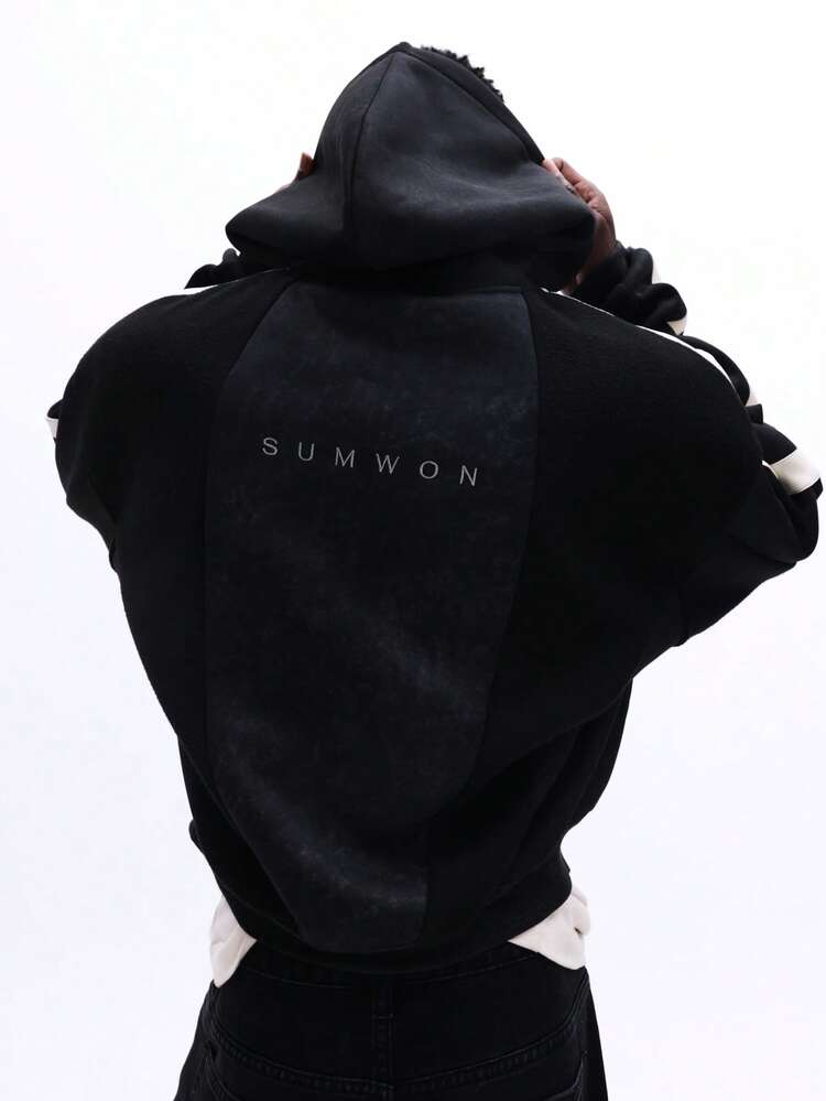 ホワイトストライプのブラックジップアップパーカー