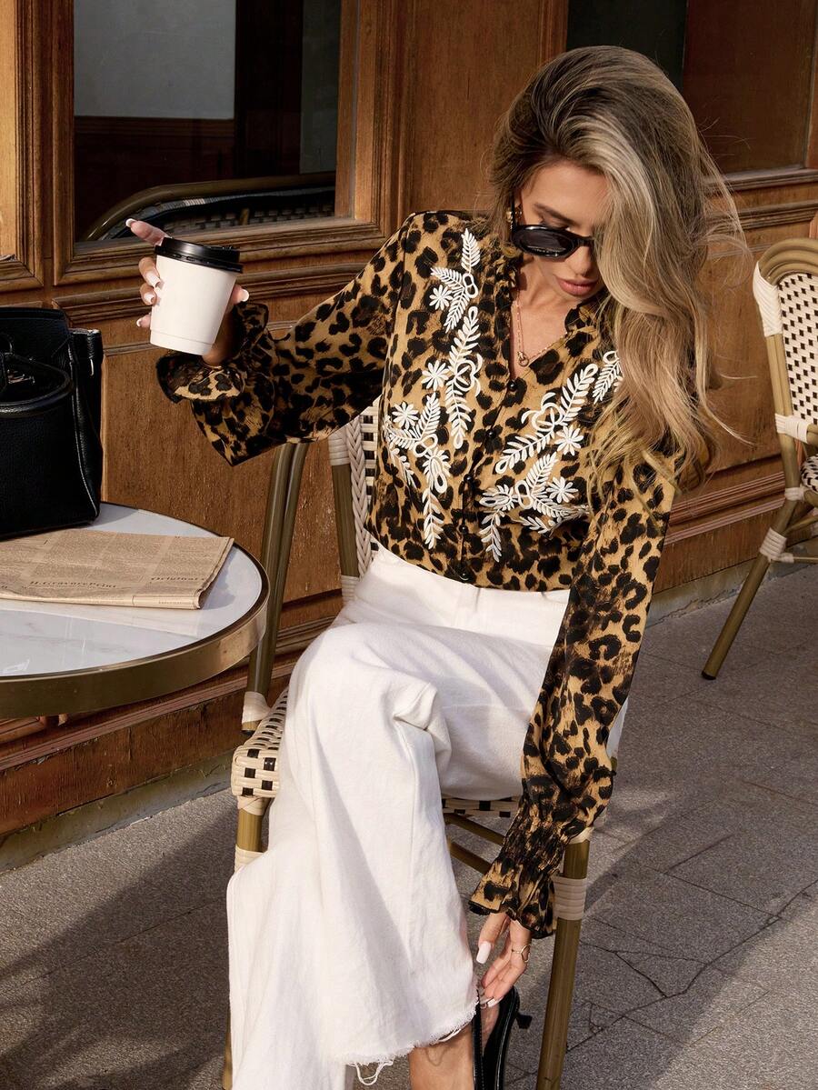Chiquease 2025 Herbst/Winter Neue Leoparden-Muster Wasserrippel Volant Ausschnitt und Stickerei und geraffter Manschette Bluse, weiches und hautfreundliches Material mit Raffung, französisch elegante Oberbekleidung Bluse, Pilzknopf & elastischer Knopfleiste, vielseitig für Pendeln und Bürokleidung, Damen Herbst/Winter Neue Bluse Leoparden-Muster Hemd Geparden-Muster Damen Tierdruck Geparden-Muster - Verschiedenfarbig - Übersicht 1