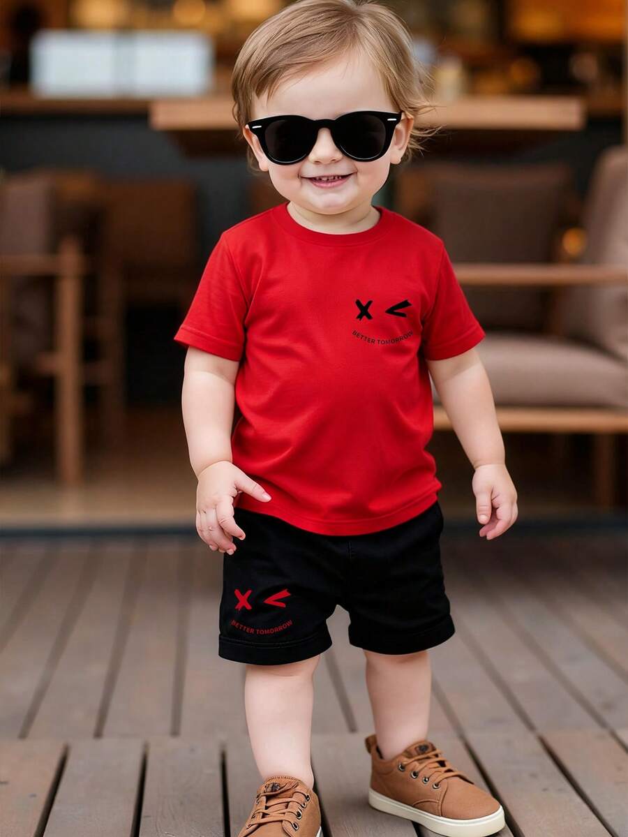 SHEIN Playful Pals 2件套男婴时尚酷炫人脸字母印花红色短袖T恤和短裤套装,适合春夏外出穿着 - 彩色 - 查看 1
