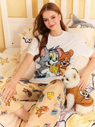 TOM & JERRY X SHEIN Rund halsringning med korta ärmar och lösa byxor för kvinnor, bekväma för sommaren, avslappnad tecknad heminredning varm ljusgul ostbokstäver katt- och mustryckpyjamasset