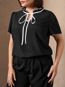 SHEIN Clasi 女士大码休闲黑色商务通勤风荷叶边系带短泡泡袖时尚休闲上衣，优雅女士衬衫，适合外出穿着，春夏皆宜，情人节、婚礼、外出、优雅、度假、节日等场合皆可穿着。 - 黑色 - 查看 4