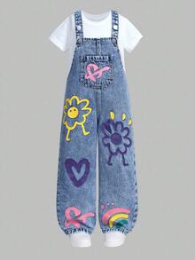 SHEIN Sparklyn 女童时尚花卉、心形、彩虹和涂鸦印花休闲柔软水洗牛仔可调节肩带宽松连体裤，适合与短袖/长袖上衣搭配，适合日常穿着和旅行，四季皆宜 - 深色水洗藍 - 查看 3