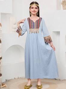 SHEIN فستان بأكمام 3/4 مزين بالشرائط المنسوجة والتطريز المنقط، مناسب للسفر والعطلات والأجواء الريفية والمنتجعات الكاجوال والبوهيمي، متناسق مع الأخت والأم-ابنة، باللون الأزرق - أزرق فاتح اللون - مشاهدة 6