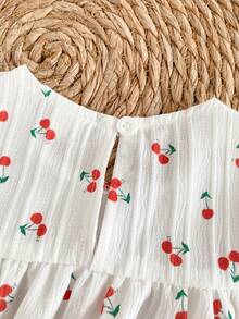 SHEIN Vintaside Kids Bộ đồ hai mảnh mùa hè cho bé gái, áo không tay cổ tròn và quần short đỏ. Màu sắc tương phản đỏ trắng tươi tắn, vải dệt, dáng rộng. Phong cách ngọt ngào, thanh lịch và đồng quê, họa tiết anh đào in khắp thân áo, sinh động và dễ thương. Phù hợp cho các buổi đi chơi hàng ngày, đi học, dự tiệc, tiệc sinh nhật, du lịch nghỉ dưỡng. - Đỏ - Xem 8