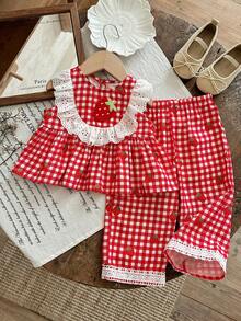 SHEIN 这款女婴两件套可爱百搭的格子圆领背心和长裤套装，舒适休闲，时尚百搭，适合日常穿着。尤其适合秋冬季节，可用于生日派对、晚宴、演出、婚礼、洗礼、开学典礼、室内外活动、日常生活、运动、玩耍、聚会、拍照、度假等场合。春夏季节也同样适用。 - 彩色 - 查看 4