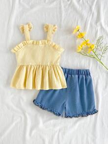 SHEIN Vintaside Kids Younggirl – Ten dwuczęściowy komplet składający się z żółtego topu halter i dżinsowych szortów z wysokim stanem z kieszeniami na wiosnę i lato jest uroczy, uroczy i uniwersalny. Tkanina o średniej grubości, ozdobiona falbankami i trójwymiarowymi kwiatowymi zdobieniami. Guziki z nadrukiem w panterkę dodają charakteru retro. Zestaw nadaje się do szkoły, na wycieczki, na wakacje, do relaksu w domu i na imprezy. - Żółty - Zobacz 2