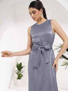 Al Najma 女士优雅腰带设计无袖连衣裙，适合派对和活动 - 灰藍色 - 查看 2
