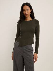 Nöista 长袖纽扣前襟上衣，不对称下摆设计，专为休闲优雅的春假造型而设计。这款百搭的女士春假衬衫非常适合日常穿着、办公室造型、女士生日装扮以及优雅的派对造型。 - 棕色 - 查看 3