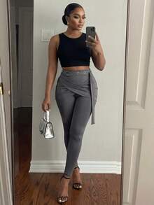 SHEIN Lady Pantalones talla grande con diseño cruzado, hebilla decorativa de metal y solapa superpuesta - Gris - Ver 1