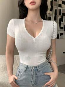 DAZY 女士纯色纽扣设计V领短袖修身休闲T恤 - 白色 - 查看 6