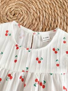SHEIN Vintaside Kids Bộ đồ hai mảnh mùa hè cho bé gái, áo không tay cổ tròn và quần short đỏ. Màu sắc tương phản đỏ trắng tươi tắn, vải dệt, dáng rộng. Phong cách ngọt ngào, thanh lịch và đồng quê, họa tiết anh đào in khắp thân áo, sinh động và dễ thương. Phù hợp cho các buổi đi chơi hàng ngày, đi học, dự tiệc, tiệc sinh nhật, du lịch nghỉ dưỡng. - Đỏ - Xem 6