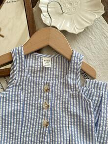 SHEIN Acest set dintr-o singură piesă, format din top fără mâneci, cu decolteu pătrat, casual și pantaloni drepți, pentru bebeluși, este potrivit pentru primăvară și vară și poate fi purtat în diverse ocazii, inclusiv în ieșiri.