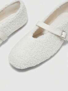 CUCCOO BIZCHIC Sepatu Slip-On Kasual Wanita dengan Desain Gesper dan Bahan Bulu Imitasi untuk Natal dan Hari Valentine - Putih - View 7