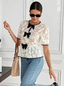 Serisse Áo kiểu nữ cổ tròn tay ngắn phối jacquard, nơ 3D trang trí, viền bèo nhún, thời trang, đa năng, thích hợp cho kỳ nghỉ, đi biển, nghỉ mát. Áo jacquard phối màu kiểu Pháp với nơ 3D, thiết kế viền tương phản, họa tiết hoa 3D sang trọng, chất liệu chiffon jacquard, kiểu dáng thanh lịch và đa năng, phù hợp đi làm, mùa hè, đi chơi, đi biển, nghỉ mát, kỳ nghỉ hè, nghỉ dưỡng. - Màu be - Xem 3