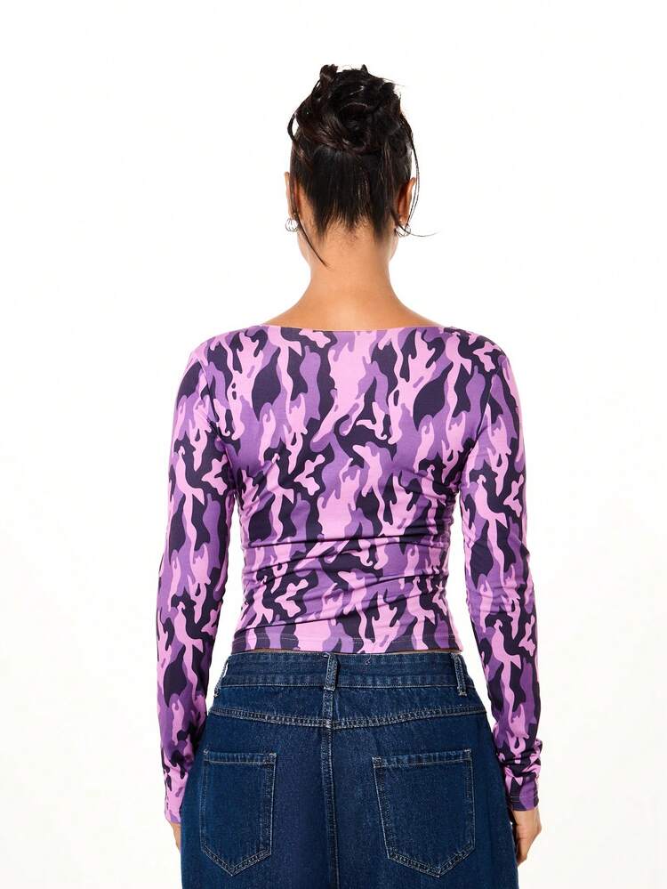SUMWON WOMEN Top corto a maniche lunghe con scollo a V e stampa mimetica viola