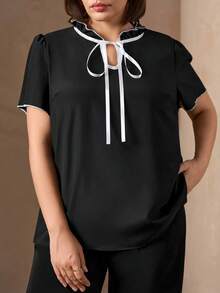 SHEIN Clasi 女士大码休闲黑色商务通勤风荷叶边系带短泡泡袖时尚休闲上衣，优雅女士衬衫，适合外出穿着，春夏皆宜，情人节、婚礼、外出、优雅、度假、节日等场合皆可穿着。 - 黑色 - 查看 3