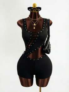 Mistrie 这款女士无袖V领性感开襟抽绳设计，搭配性感不规则镂空连体裤，朋克风格的铆钉装饰设计，是女士街头服饰，适合万圣节等节日穿着。 - 黑色 - 查看 1