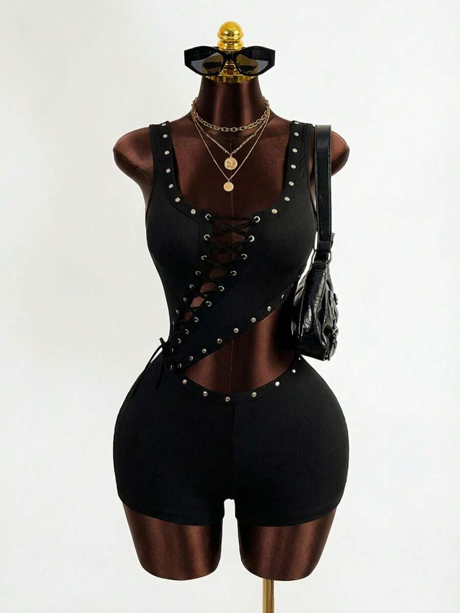 Mistrie 这款女士无袖V领性感开襟抽绳设计，搭配性感不规则镂空连体裤，朋克风格的铆钉装饰设计，是女士街头服饰，适合万圣节等节日穿着。 - 黑色 - 查看 1