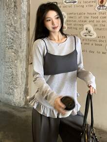 DAZY Bộ đồ nữ gồm áo thun dài tay cổ tròn và áo hai dây phối màu tương phản, kiểu dáng thường ngày. - Xám - Xem 3