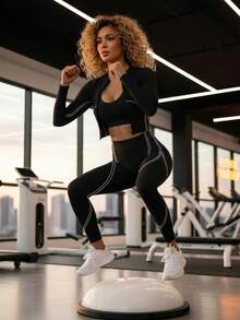 Innovista 女士夜跑反光运动套装，夜光运动服，适合俱乐部、戴头巾人士穿着，提供防护，兼具运动训练的舒适性和美观性。轻便透气，包含一件拉链短款上衣和一条带手机卡口袋的紧身裤，两件套设计，适合日常休闲、骑行、高强度间歇训练、办公室到健身房等各种场合。 - 黑色 - 查看 7