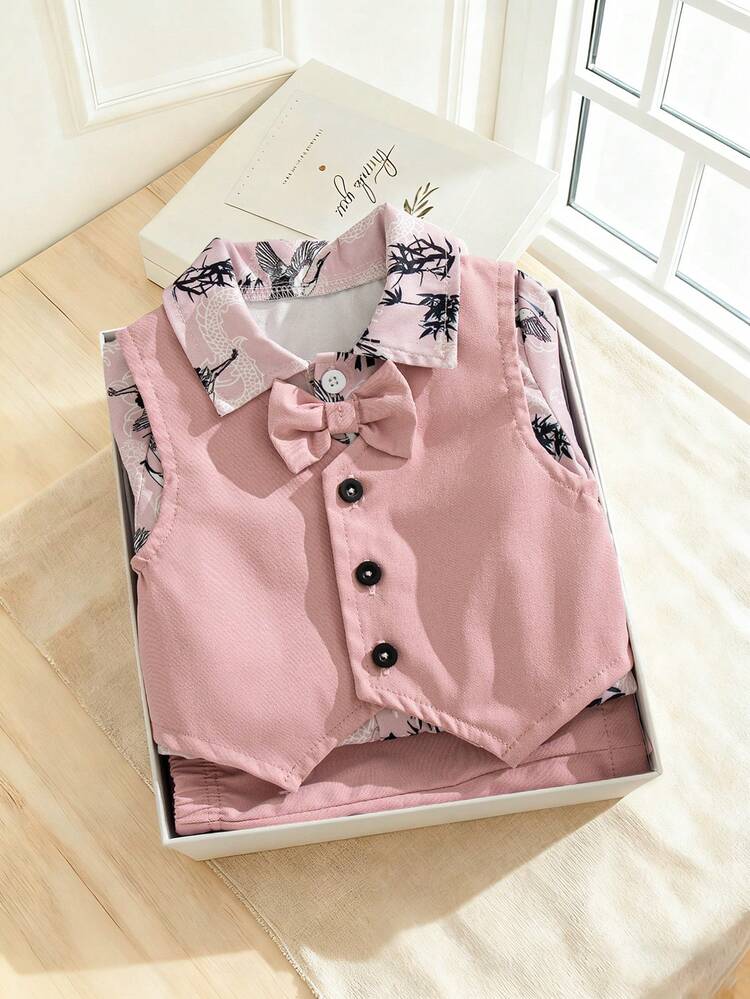 SHEIN 这款三件套男童绅士套装包含一件马甲和一件印花长袖衬衫，尽显时尚优雅的风格。马甲增添了层次感和潮流感，而印花衬衫则带来活泼俏皮的气息，打破了整体的正式感。采用优质柔软舒适的面料制成。 - 彩色 - 查看 1