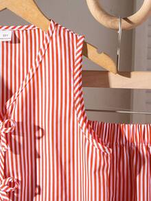 SHEIN Set de 2 piezas: Top sin mangas de rayas tejido con decoración de lazo y shorts sueltos de cintura elástica para niñas, estilo casual de verano - Rojo violeta - Ver 4