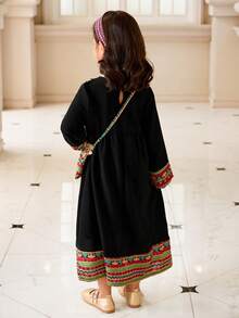 Đầm dài tay cổ chữ V dáng xòe rộng, họa tiết chắp vá, viền tua rua, dành cho bé gái, bộ sưu tập Xuân/Hè, kèm túi đeo chéo. - màu đen - Xem 2