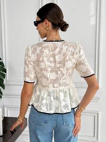 Serisse Áo kiểu nữ cổ tròn tay ngắn phối jacquard, nơ 3D trang trí, viền bèo nhún, thời trang, đa năng, thích hợp cho kỳ nghỉ, đi biển, nghỉ mát. Áo jacquard phối màu kiểu Pháp với nơ 3D, thiết kế viền tương phản, họa tiết hoa 3D sang trọng, chất liệu chiffon jacquard, kiểu dáng thanh lịch và đa năng, phù hợp đi làm, mùa hè, đi chơi, đi biển, nghỉ mát, kỳ nghỉ hè, nghỉ dưỡng. - Màu be - Xem 2