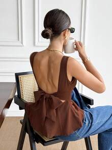 Serisse 女士船领纯色露背蝴蝶结装饰荷叶边下摆时尚百搭度假约会之夜无袖衬衫 - 棕色 - 查看 8