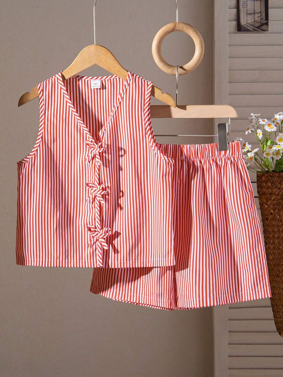 SHEIN Set de 2 piezas: Top sin mangas de rayas tejido con decoración de lazo y shorts sueltos de cintura elástica para niñas, estilo casual de verano