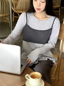 DAZY Bộ đồ nữ gồm áo thun dài tay cổ tròn và áo hai dây phối màu tương phản, kiểu dáng thường ngày. - Xám - Xem 6