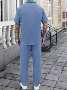 Manfinity Homme Bộ 2 món áo sơ mi ngắn tay và quần dài màu trơn kẻ sọc, phong cách thường ngày, thích hợp cho kỳ nghỉ, đi nghỉ mát, đi du lịch. Bộ đồ hai mảnh thường ngày dành cho nam, màu xanh dương. - Màu xanh bụi bặm - Xem 2