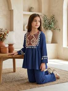 Vintaside Kids 这款适合少女的春秋季两件套服装，包括一件V领长袖半身裙和一条直筒裤，颜色为宝蓝色。它融合了中东的异域风情和波西米亚风格。梭织面料厚度适中，版型宽松舒适。 - 藏蓝色 - 查看 6