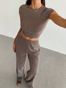 SHEIN Tall Bộ đồ ngủ nữ mặc nhà thoải mái, gồm áo thun dài tay cổ tròn kẻ sọc và quần ống đứng rộng kẻ sọc, thích hợp mặc hàng ngày, chơi thể thao, mùa xuân hè, hoặc mặc đi học. Bộ hai mảnh kẻ sọc màu nâu. - màu nâu - Xem 8