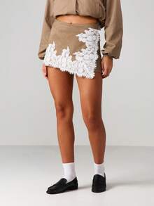 MISSGUIDED 麂皮迷你裙，饰有扇形蕾丝花边，不对称裙摆，秋冬时尚宣言 - 棕色 - 查看 1