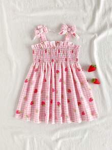 SHEIN Vintaside Kids 这款女童夏季粉色格子吊带连衣裙，以柔和的粉色格子为底色，点缀着新鲜草莓图案，可爱俏皮，散发着甜美乡村公主风情。连衣裙采用梭织面料，A字版型，肩带上的蝴蝶结装饰灵动可爱。适合草莓园拍照、校园活动、居家休闲、度假旅行以及参加派对等各种场合。 - 粉色 - 查看 5