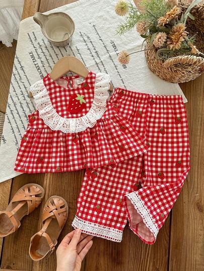 SHEIN 这款女婴两件套可爱百搭的格子圆领背心和长裤套装，舒适休闲，时尚百搭，适合日常穿着。尤其适合秋冬季节，可用于生日派对、晚宴、演出、婚礼、洗礼、开学典礼、室内外活动、日常生活、运动、玩耍、聚会、拍照、度假等场合。春夏季节也同样适用。