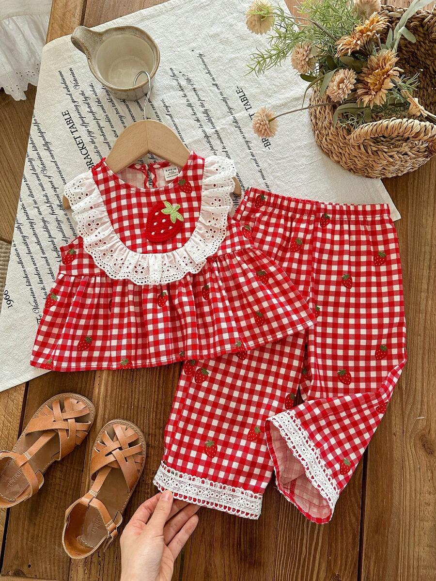 SHEIN 这款女婴两件套可爱百搭的格子圆领背心和长裤套装，舒适休闲，时尚百搭，适合日常穿着。尤其适合秋冬季节，可用于生日派对、晚宴、演出、婚礼、洗礼、开学典礼、室内外活动、日常生活、运动、玩耍、聚会、拍照、度假等场合。春夏季节也同样适用。 - 彩色 - 查看 1