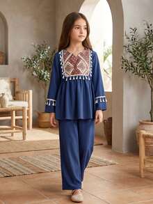 Vintaside Kids 这款适合少女的春秋季两件套服装，包括一件V领长袖半身裙和一条直筒裤，颜色为宝蓝色。它融合了中东的异域风情和波西米亚风格。梭织面料厚度适中，版型宽松舒适。 - 藏蓝色 - 查看 4