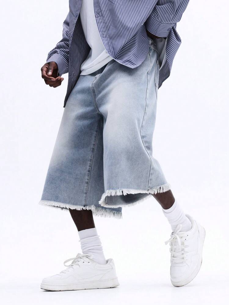 ライトブルーのほつれ裾デニムジョガーパンツ